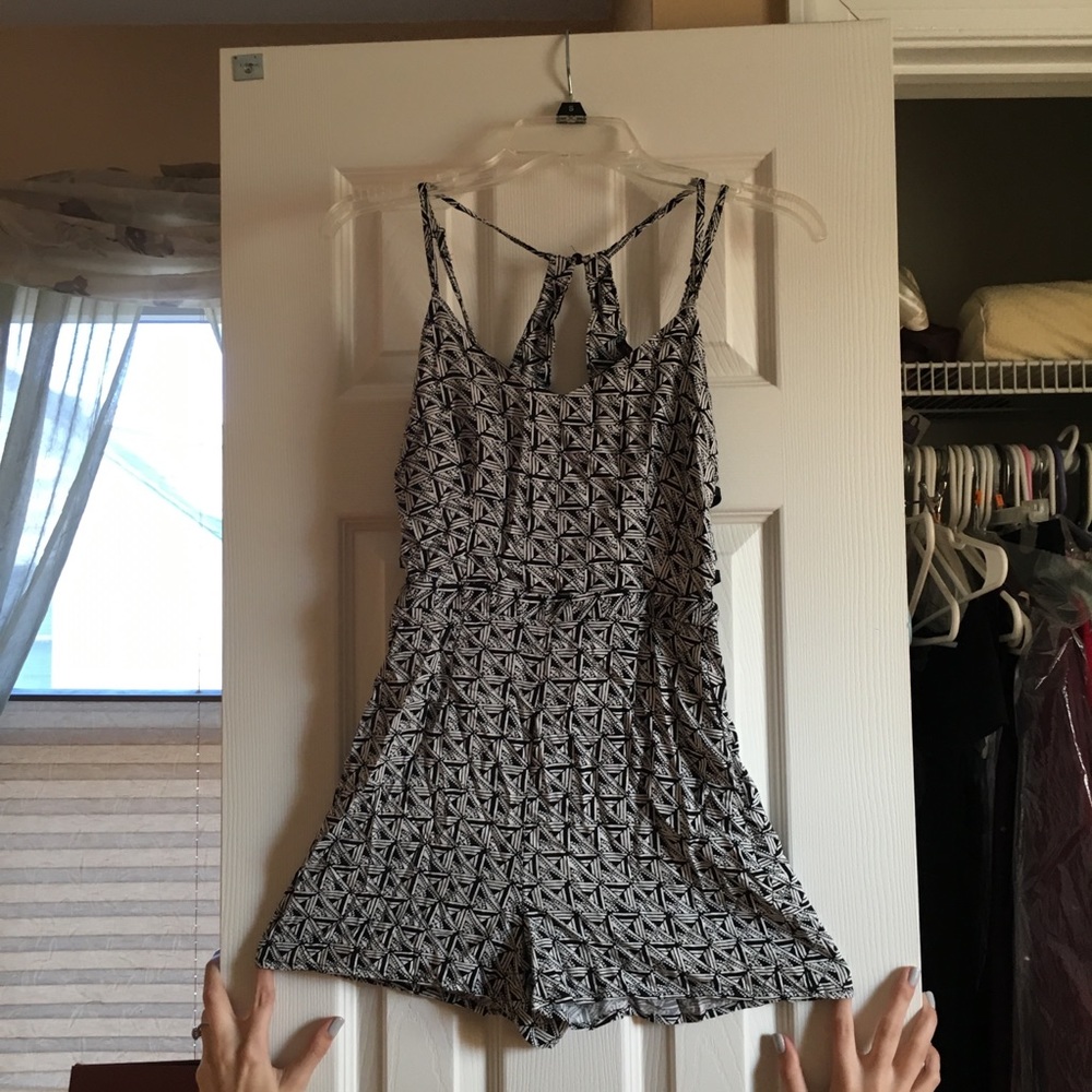 Black&White Geometric Pattern Romper with Cutouts